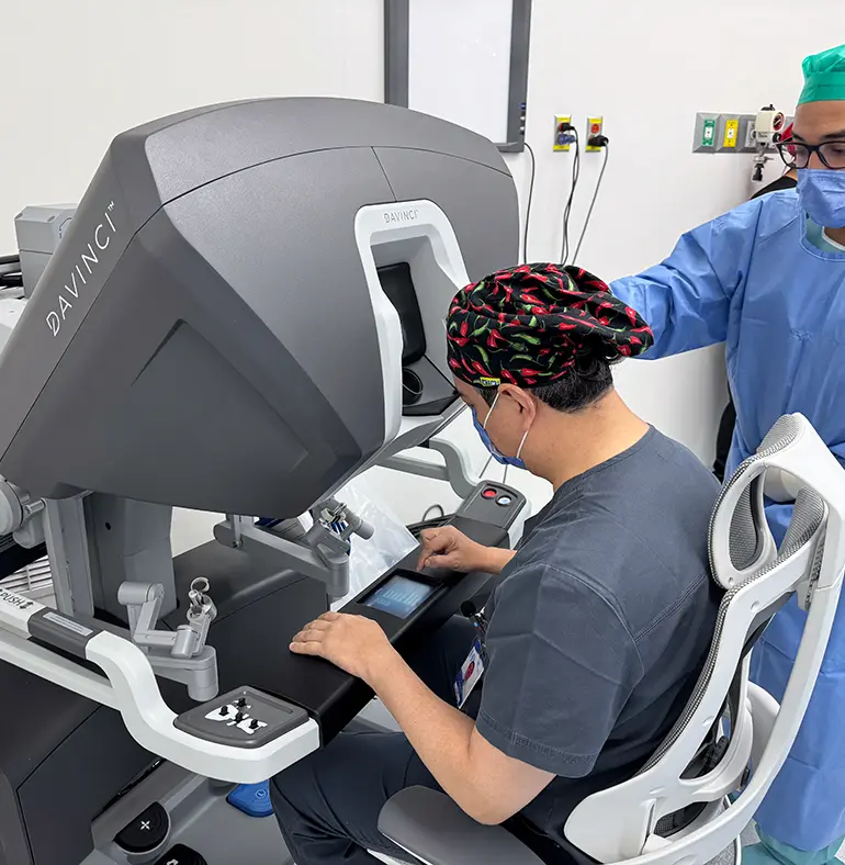 Dr. Edgar Beltrán realizando cirugía robótica Da Vinci para próstata en Hospital Ángeles Lindavista, CDMX
