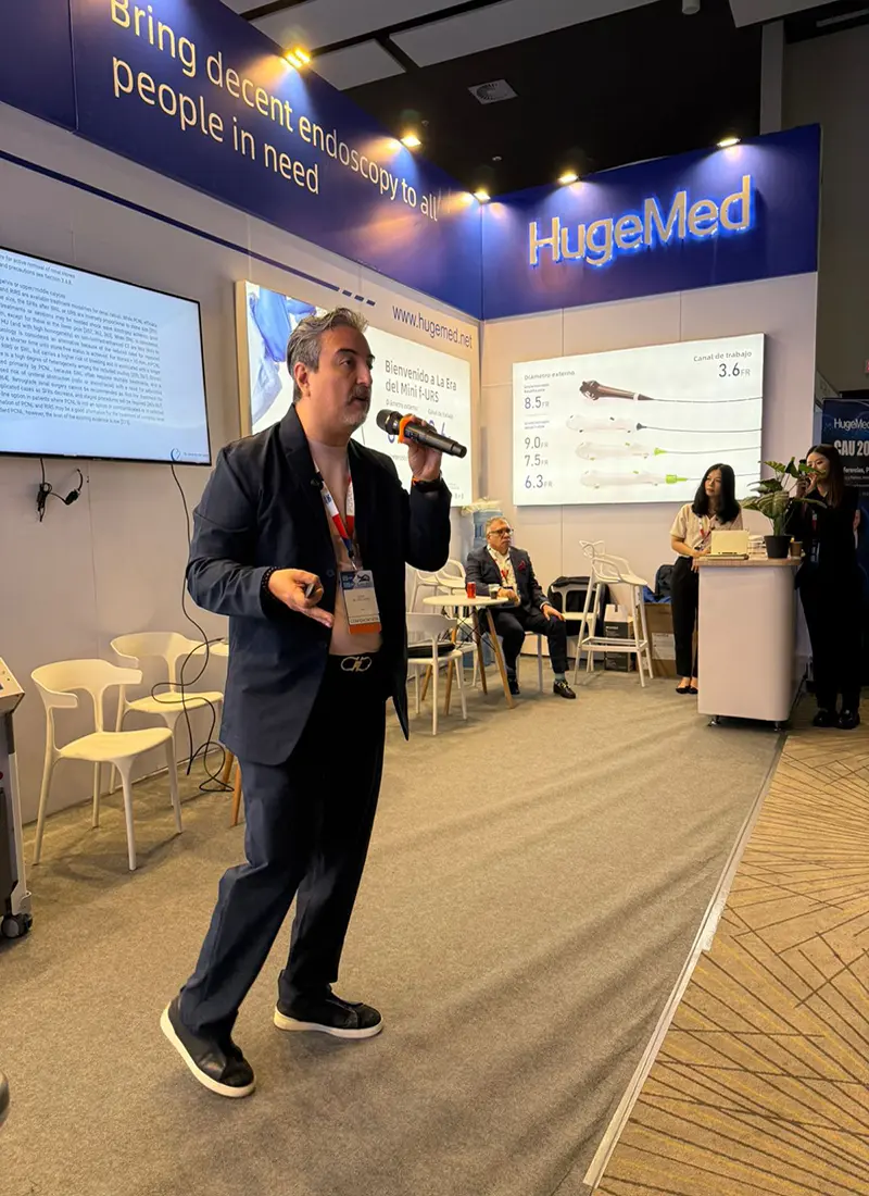 Dr. Edgar Beltrán Urólogo en congreso médico