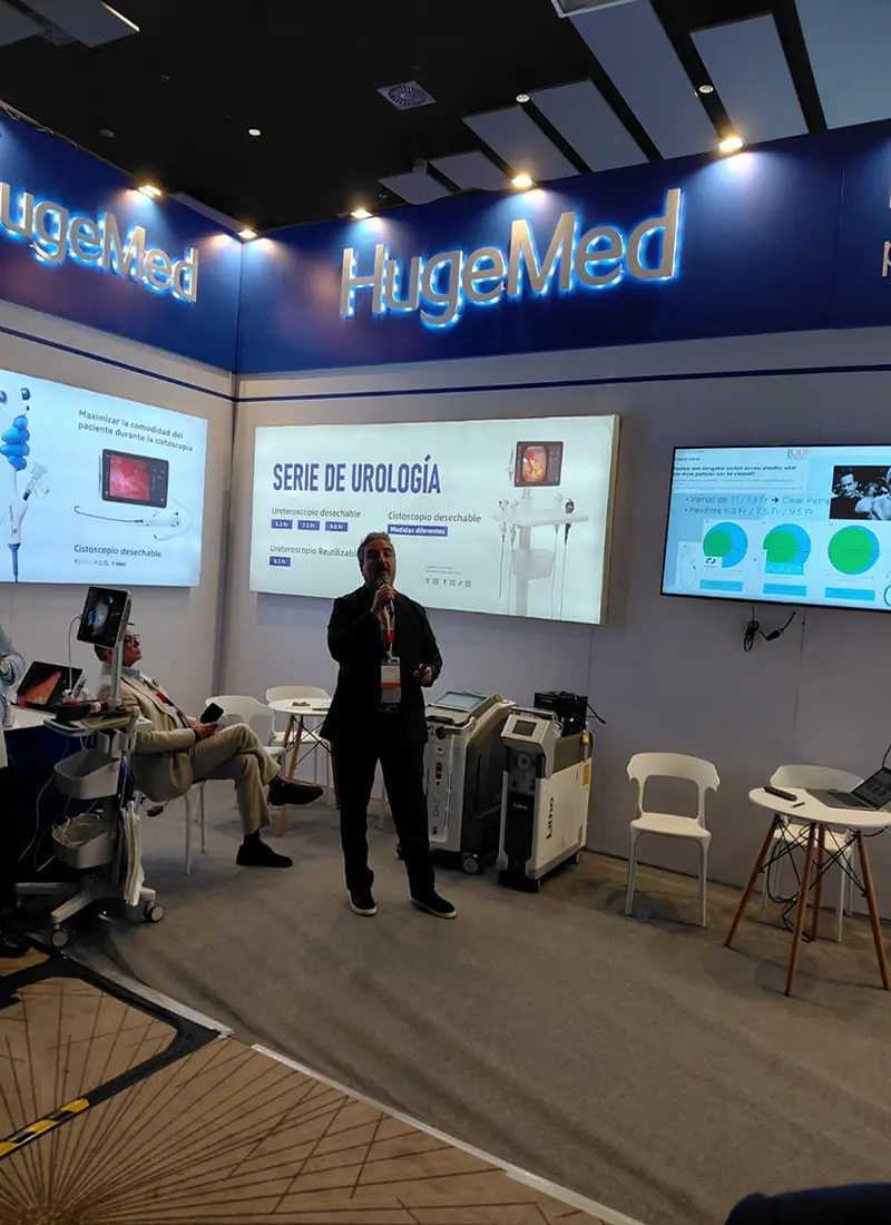 Dr. Edgar Beltrán Urólogo en ponencia